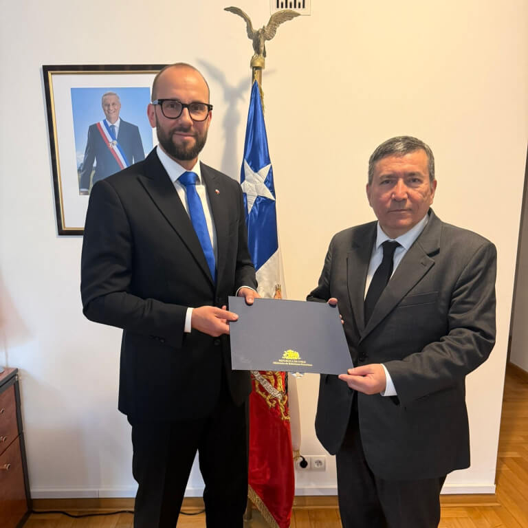 Konsul honorowy odebrał listy komisyjne i Exequatur od Ambasadora Chile 